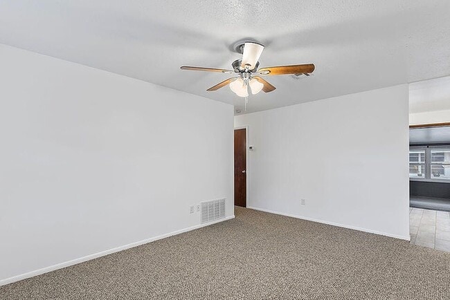 Building Photo - 405 Adele St