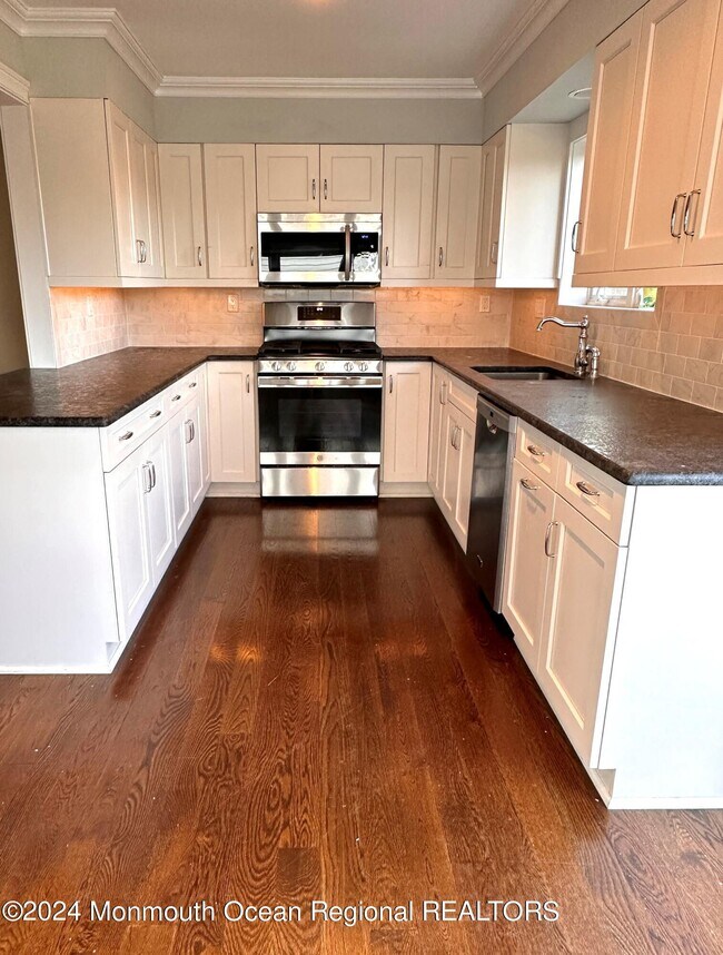 Foto del edificio - 65 E River Rd