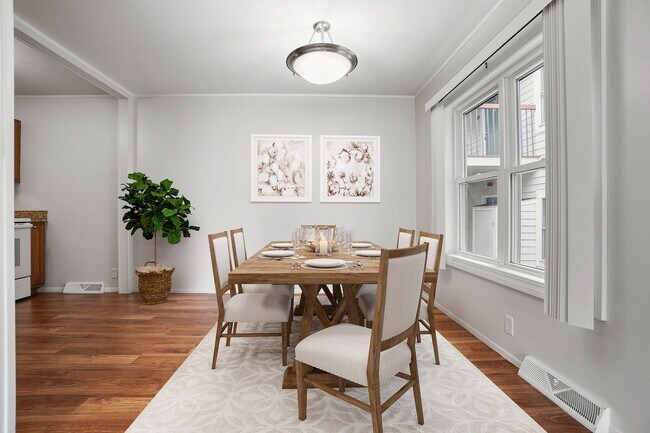 Comedor - vista desde la cocina con mesa, sillas y decoración (VS)1 - Taunton Gardens