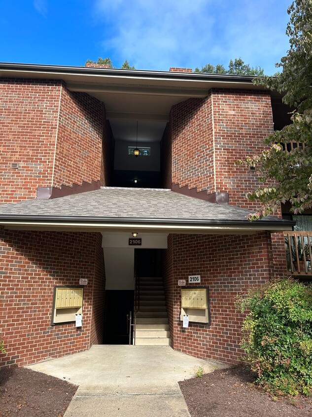 Primary Photo - Well maintained second level 2 bedroom con...