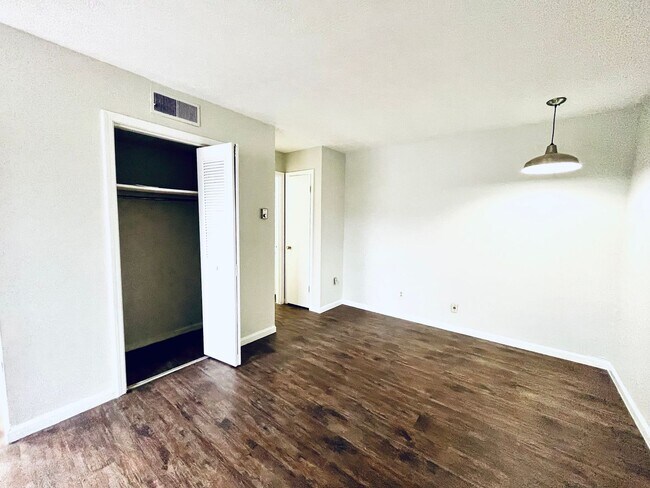Foto del edificio - Town Pointe Apartments