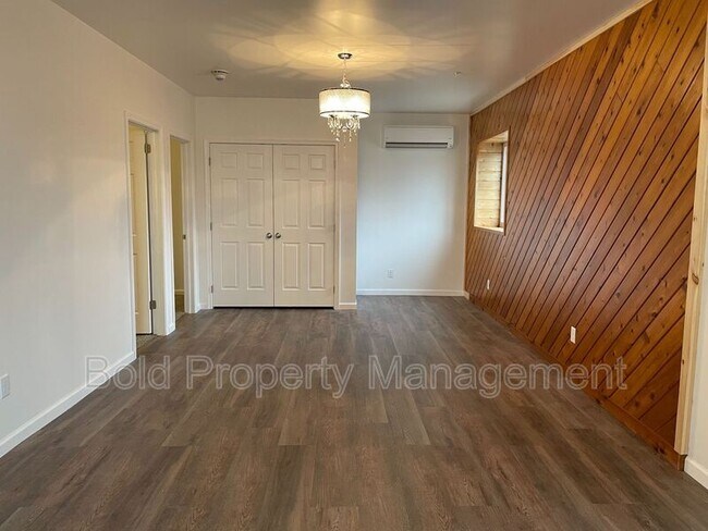 Building Photo - 355 Saylor St