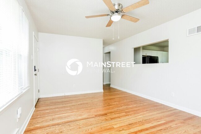 Building Photo - 3 Bedroom Pet-Friendly Home in St. Louis, MO with Main Street Renewal