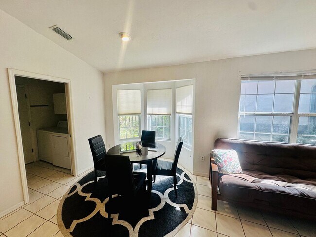 Building Photo - Charming 2 bedroom, 2 Bathroom Rental in P...