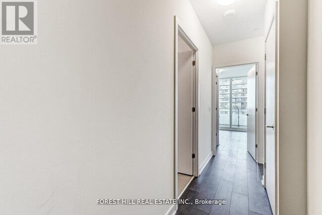 Building Photo - 2221 Yonge St