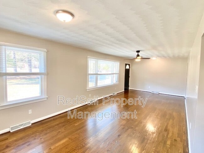 Foto del edificio - 17073 Longview Dr