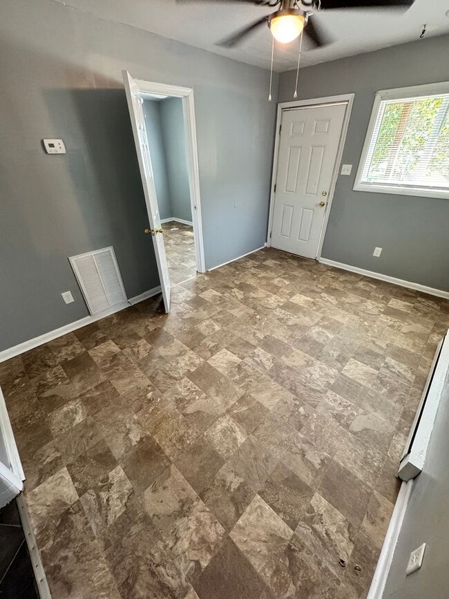 Building Photo - Cozy 3 bed 1.5 bath with Backyard