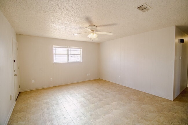 Foto del edificio - "Charming 3-Bed, 2-Bath Duplex Retreat in Lubbock!"
