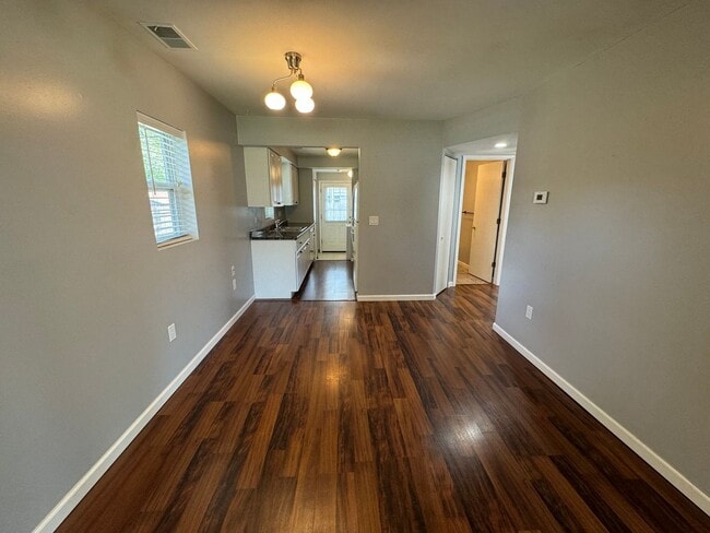 Building Photo - 2 bed 1 bath Royal Oak ranch