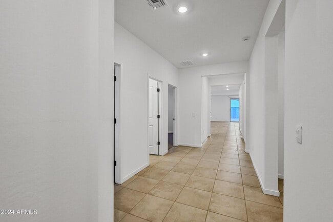 Building Photo - 25303 W Bowker St