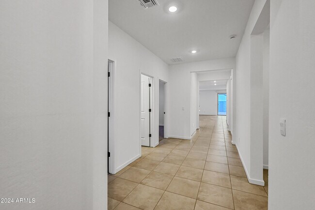 Foto del edificio - 25303 W Bowker St