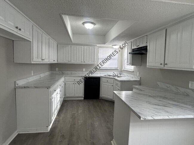 Building Photo - 3201 E Oakridge St