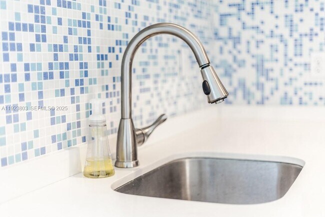 Foto del edificio - 53 NE 49th St