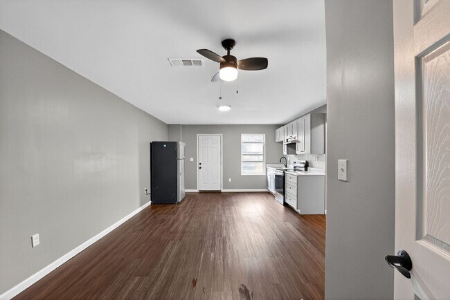 Foto del edificio - Charming 2BR Basement Apartment *Private Entrance*