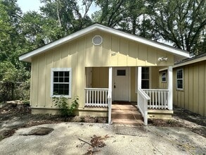 Building Photo - 3021 Creekwood Ln