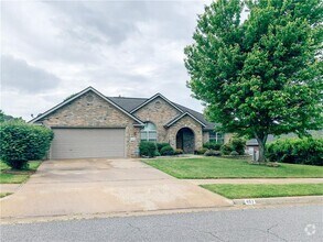 Building Photo - 407 NW Saddlebrook Dr