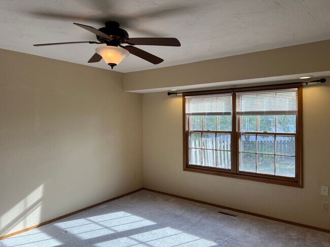 Foto del edificio - Soaring Ceilings in Lakewood Village Duplex