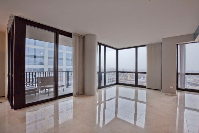 Building Photo - 210 S Desplaines St