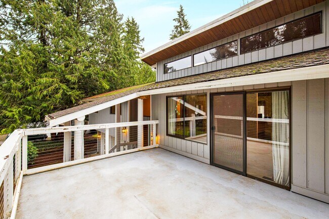 Building Photo - 3 Bedroom Split Level on Large Lot and Add...