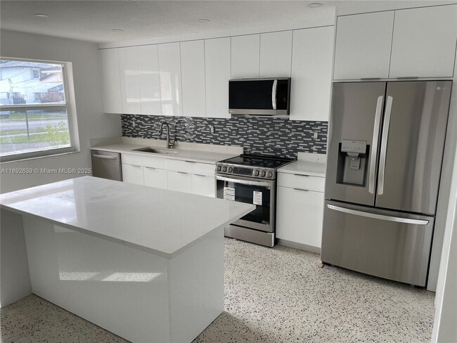 Building Photo - 2250 SW 69th Ave