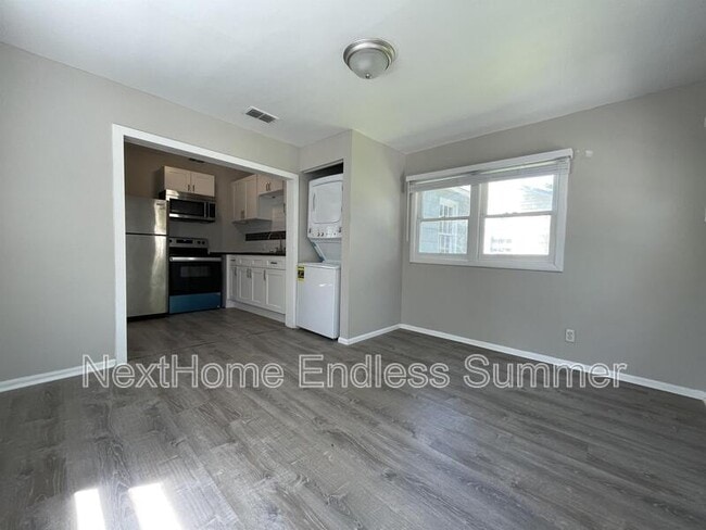 Building Photo - 2887 Lenox Ave