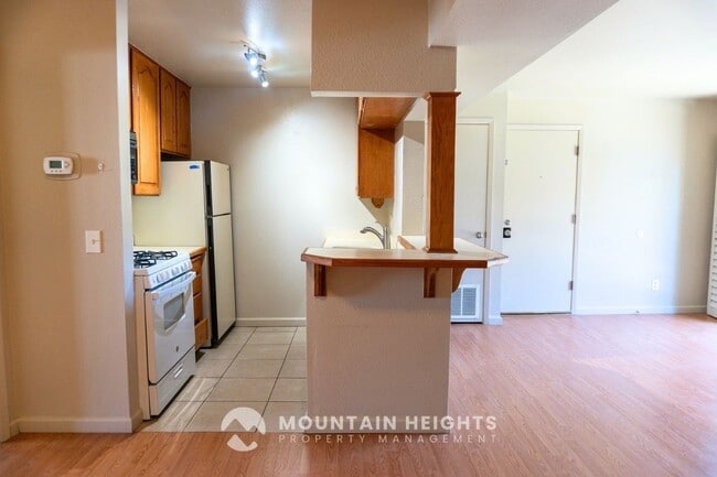 Building Photo - 415 E Creekside Cir
