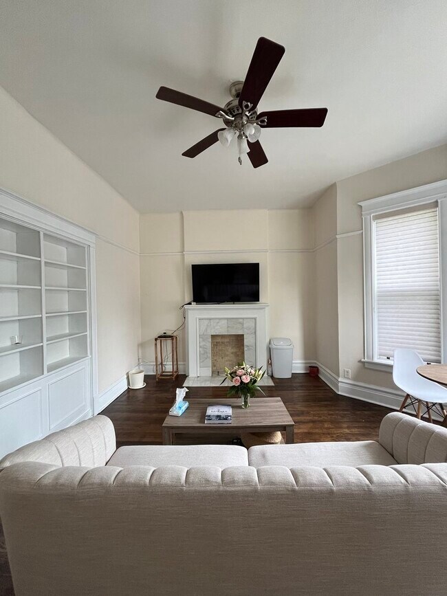 Foto del edificio - 1359 E 57th St