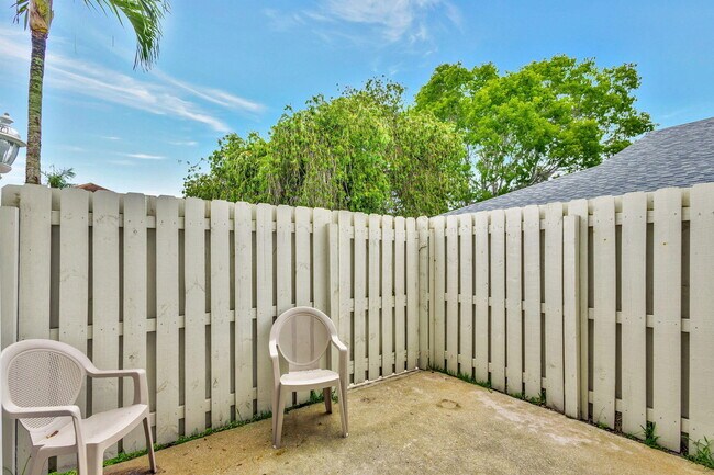 Foto del edificio - 13814 Yarmouth Dr