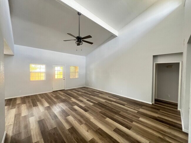 Foto del edificio - 994 Blue Bonnet Dr