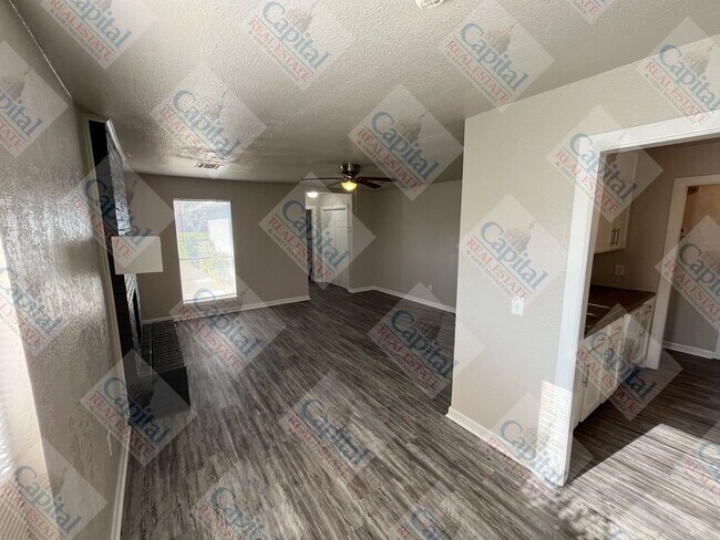 Building Photo - Spacious 4 Bedroom