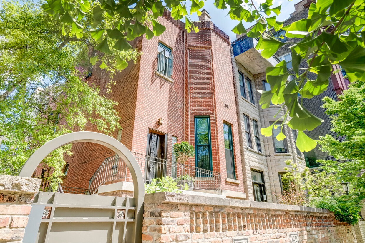 Primary Photo - 152 W Burton Pl