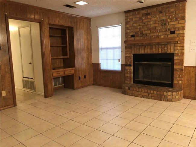 Building Photo - 827 Hill City Dr