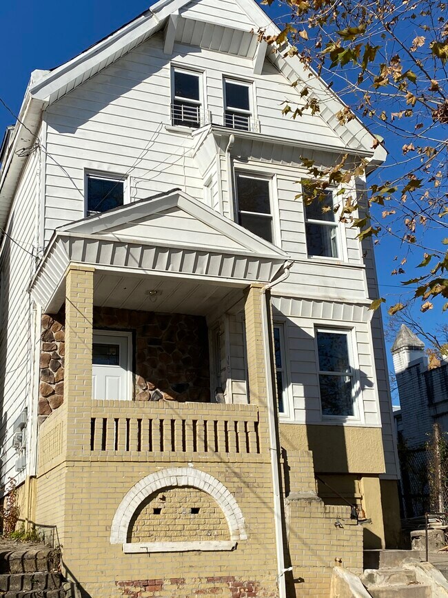 Frente - 145 Fairmount Ave