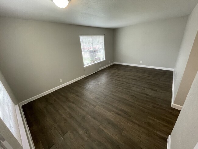 Building Photo - Two bedroom, 1 bathroom apartment