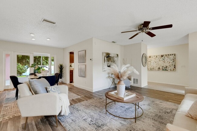 Building Photo - 1100 Pinellas Point Dr S
