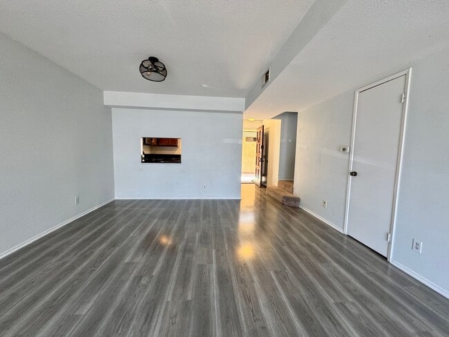 Building Photo - Light and Bright Townhouse-style condo in ...
