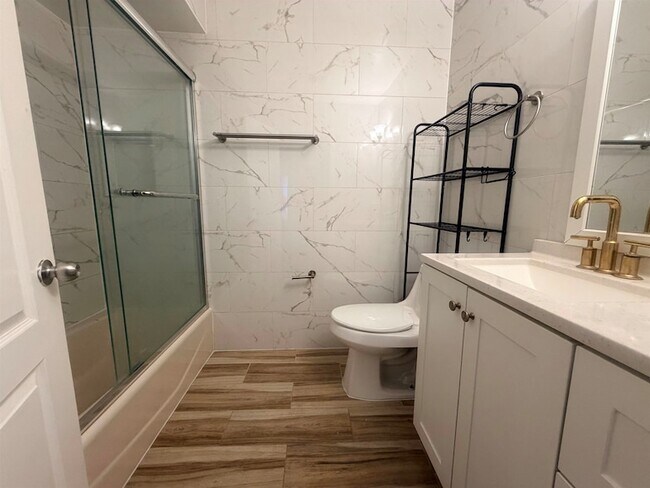 Foto del edificio - 696A Avenue East Unit 2
