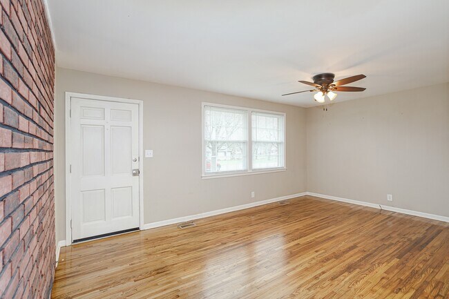 Foto del edificio - 121 Highland Dr
