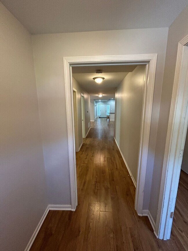 Building Photo - AVAILABLE NOW!!! 6 Bedroom 4.5 Bath with 2...