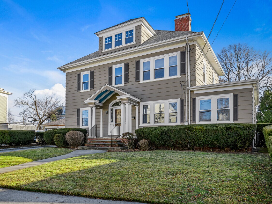 18 Moorland Ave, Cranston, RI 02905 Apartments in Cranston, RI