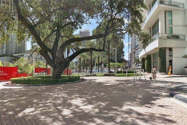Foto del edificio - 350 S Miami Ave