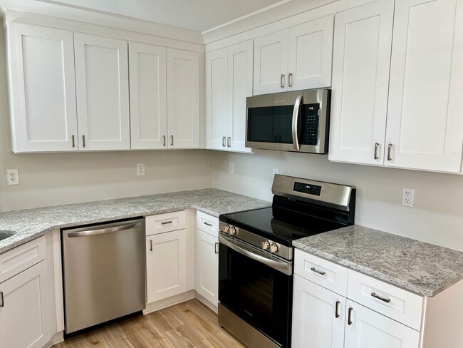Building Photo - Updated, Main Level 2Bed/2 Bath Condo Lewi...