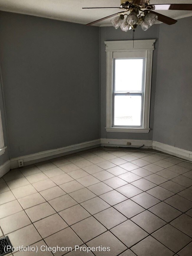 Building Photo - 218 W Beard Ave