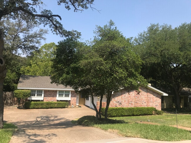 Building Photo - 512 Fairway Rd