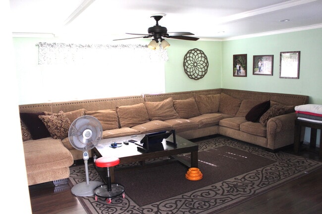 Large master, Currently being used as den - 939 Hillcrest St