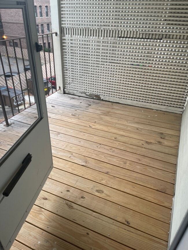 Building Photo - Stunning 2 bed , Free Month/No fee Exposed brick, Central AAC, Porch Super Sunny Awesome layout! ...