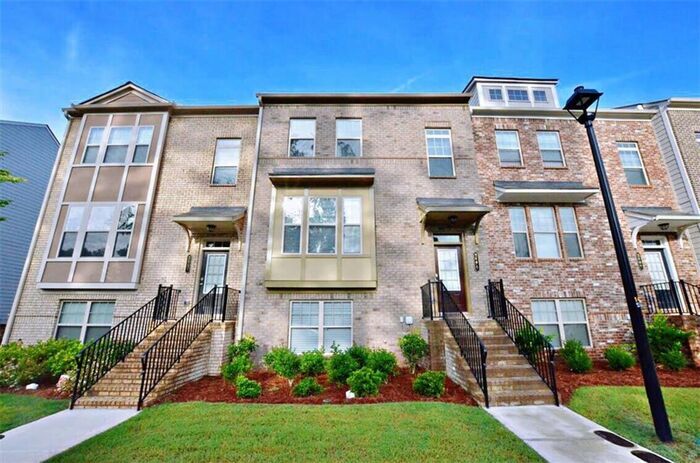 Foto principal - Elegant 4 bedroom townhome conveniently lo...