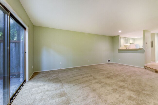 Foto del edificio - Renovated Townhome