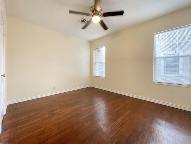 Building Photo - 1306 W 11th St