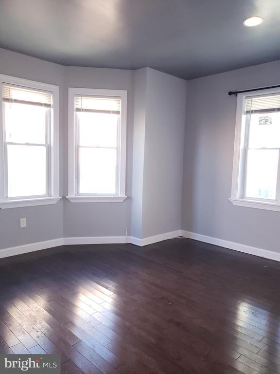 Foto del edificio - 5329 Woodland Ave